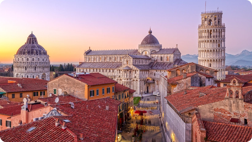 Vista iconica della Torre Pendente di Pisa, del Duomo di Pisa e della storica Piazza dei Miracoli al tramonto.