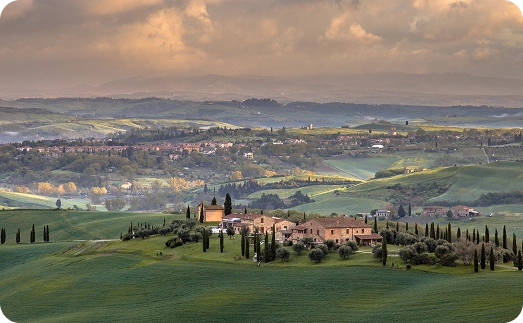 Pacifica campagna toscana con colline verdi ondulate, vigneti e affascinanti villaggi rurali.